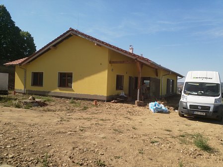 Podlahový systém DPS a jeho vyplnění foukanou izolací v RD v obci Horní Smrčné